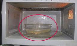Lò vi sóng dính dầu mỡ và khó vệ sinh? Chỉ cần vài bước đơn giản là bạn sẽ sạch sẽ ngay lập tức!