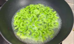 Khi làm mướp đắng, bạn không chỉ chần với nước. Thêm bước này, mướp đắng sẽ không bị đắng mà vẫn giữ được màu xanh mướt