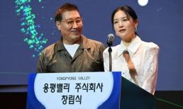 'Nàng Dae Jang Geum' Lee Young Ae hiếm hoi sánh đôi bên chồng U80: Diện mạo hai người ra sao mà khiến dân mạng ngỡ ngàng?