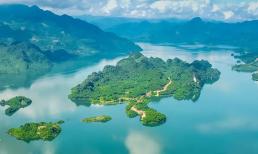 'Vịnh Hạ Long trên cạn' mới của Việt Nam: Nằm giữa núi rừng, vừa có hang động, vừa có chợ nổi, đảo xanh, cảnh quan mê đắm lòng người