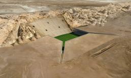 Sân vận động đầu tiên trên thế giới dưới lòng đất được xây bằng cát, chi phí gấp gần 18 lần sân Mỹ Đình, có sức chứa 40.000 chỗ ngồi
