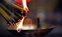 Vì sao không nên thắp hương buổi tối? Thắp hương giờ nào là tốt nhất?