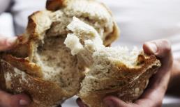 Bất kể món gì cũng phải ăn đúng cách, thậm chí là bánh mì! Dù ngon đến mấy nhưng ăn bánh mì kiểu này dễ rước họa vào thân