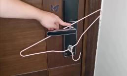 Khi ngủ hãy treo móc quần áo lên tay nắm cửa. Học bây giờ cũng chưa muộn