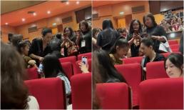 Chương Tử Di đưa con gái 8 tuổi đi xem phim, hai mẹ con ăn mặc sang trọng, không hề tức giận khi có người chụp ảnh