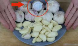 Bóc tỏi nguyên bản hóa ra lại dễ dàng như vậy, chỉ cần dùng nắp chai và bóc một chiếc đĩa lớn trong 2 phút mà không bị đau tay