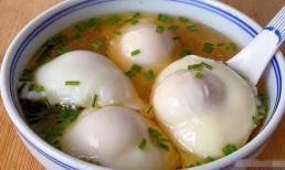 Đừng trực tiếp cho trứng vào nồi. Tôi sẽ dạy bạn một thủ thuật. Trứng sẽ không bị vỡ hay nổi bọt phân tán. Nó sẽ tròn và mềm