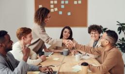 Nếu bạn không giỏi ngôn từ, chỉ cần ghi nhớ 5 câu khẩu quyết này đảm bảo sẽ trở thành bậc thầy ngoại giao 