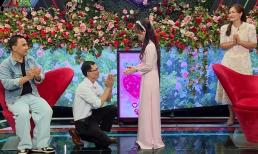 Bạn muốn hẹn hò: Vừa gặp mặt lần đầu, bố đơn thân bất ngờ quỳ gối, cầu hôn cô gái ngay trên sân khấu 