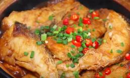 Cho dù bạn kho loại cá nào: Không bao giờ thêm muối hoặc rượu nấu ăn. Đây là một mẹo để làm cho thịt mềm và không có mùi tanh