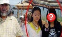 14 năm trước cô che ô cho Lưu Diệc Phi, 14 năm sau trở thành ngôi sao hạng A, nổi tiếng hơn Lưu Diệc Phi