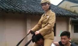 Diễn viên trẻ được trả hàng chục triệu tệ nhưng sử dụng hơn 30 nhân vật đóng thế, chỉ có thể đọc được 123 khi quay phim, thậm chí còn cưỡi trên cổ người ta khi quay cưỡi ngựa