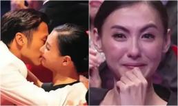 Tạ Đình Phong ngồi cạnh Trương Bá Chi trong một bữa tiệc, vô thức ôm lấy cô khiến nữ diễn viên bật khóc