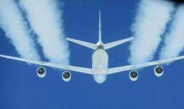 Tại sao có 'khói trắng' phía sau máy bay chở khách khi nó đang bay?