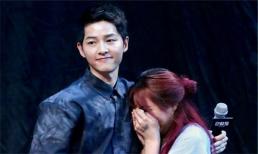 Song Hye Kyo gặp Song Joong Ki tại một sự kiện và chủ động nắm tay nhau, hành động vô thức của sao nữ thật cảm động