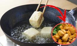 Đậu phụ chiên dễ vỡ khi cho trực tiếp vào chảo, làm trước 2 bước để đậu phụ giòn bên ngoài, mềm bên trong