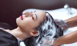 Khi gội đầu, nên ngửa mặt, đứng gội hay cúi xuống là đúng? Nhiều người làm sai, bảo sao sinh bệnh
