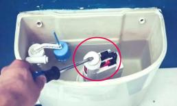 Có một 'công tắc ẩn' trong bồn cầu, khi bạn chọc vào, nước bẩn sẽ chảy thẳng xuống và ngay lập tức không bị tắc nghẽn!