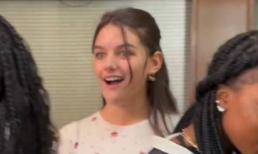 Hé lộ cuộc sống sinh viên của tiểu thư nhà Tom Cruise, liệu có áp lực khiến cô nàng bị sốc?