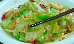 Khi xào bắp cải xé tay, bạn nhớ đừng xào trực tiếp thêm một bước nữa để bắp cải giòn, ngon mà không bị mất nước