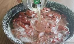 Đổ bia vào gan rồi ngâm, kết quả thật tuyệt. Món gan sau khi nấu mềm thơm và đặc biệt không còn tanh 