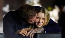 Harper nhăn mặt, nhắm chặt mắt khi được David Beckham hôn: Con gái Becks đã biết ngại chuyện thân mật với bố?