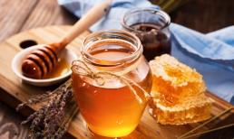 Vừa uống thuốc tây vừa uống mật ong được không?