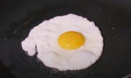 Khi làm trứng ốp la nên dùng dầu nóng hay dầu lạnh? Nhiều người làm sai chẳng trách miếng trứng lúc nào cũng nát bét, dính chảo