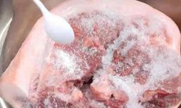 Khi rã đông, tránh ngâm trực tiếp vào nước. Đầu bếp nhà hàng đã dạy tôi một mẹo để rã đông nhanh chóng trong 10 phút