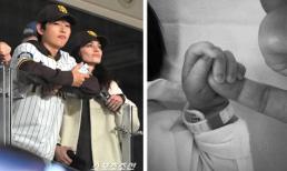 Song Joong Ki đón con thứ hai chào đời, khoe liền khoảnh khắc nắm tay tiểu công chúa 