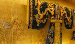 Thời xưa, long bào của các hoàng đế bị cấm giặt. Phải làm sao nếu có mùi hôi? 