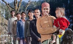 Cô gái Ấn Độ 20 tuổi kết hôn cùng lúc 5 anh em, không biết sinh con cho ai: Cuộc sống gia đình 1 vợ 5 chồng hiện ra sao?