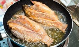 Dù bạn đang chiên cá lớn hay chiên cá nhỏ, hãy ghi nhớ ba điểm này! Cá sẽ thơm, giòn và không dính!