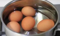 Luộc trứng trực tiếp trong nồi là một sai lầm lớn! Học cách làm đúng, trứng sẽ ngon, mềm và dễ bóc