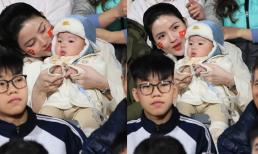 Cận cảnh dung mạo quý tử nhà Quang Hải trên sân Việt Trì, nhóc tì chiếm trọn spotlight, lấn át người mẹ hot girl xinh đẹp