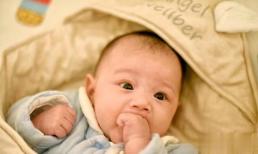 Hai triệu chứng này xuất hiện sau khi bé thức dậy. Chúc mừng mẹ đã sinh ra con thông minh nhé