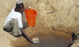  Tại sao người châu Phi thà chạy 10 km để gánh nước còn hơn là đào giếng? Có phải vì họ lười biếng?