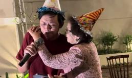 Hoài Linh xúc động rơi nước mắt khi hát ca khúc về tình mẫu tử tặng mẹ