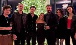 Đại gia đình toàn cực phẩm của David Beckham lên đồ gây sốt dịp lễ: Victoria bị soi chân tong teo, Harper nhận ý kiến trái chiều