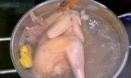 Luộc thịt gà nên luộc nước lạnh hay nước sôi? Nhiều người không biết vẫn mắc sai lầm