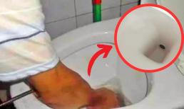 Chỉ cần chọc vào 'công tắc ẩn' trên bồn cầu, nước bẩn ngay lập tức trôi đi, tắc nghẽn cũng không thành vấn đề