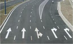 Vạch mũi tên là gì? Vạch chỉ hướng trên mặt đường nào cho phép xe đi thẳng và rẽ phải?