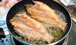 Rán cá cứ thêm thứ này, da cá vàng giòn, không bắn một giọt dầu, không sát chảo, đổi vị ngày Tết