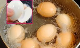 Khi luộc trứng, đừng thêm nước để luộc! Thêm 2 thứ nữa, vừa chạm vào vỏ trứng sẽ bong ra, lòng đỏ thơm và mềm 