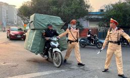 Năm 2025, xe máy chở hàng cồng kềnh bị phạt bao nhiêu tiền?