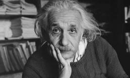 Nhìn đôi giày của Einstein, cuối cùng chúng ta cũng hiểu tại sao trong sách giáo khoa chỉ có bức ảnh dài bằng nửa chân của ông