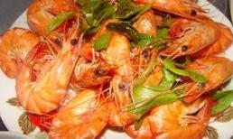 Thả nắm lá này vào nồi luộc tôm: 10 con ngon ngọt cả 10, lên màu đỏ au, không tanh