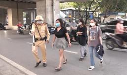 Sang năm 2025, có 4 trường hợp đi bộ qua đường không cần phải có tín hiệu bằng tay không lo bị phạt 