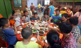 Khi đi ăn tiệc, nếu gặp phải 4 tình huống này, hãy bỏ đũa xuống và rời đi càng sớm càng tốt