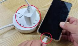 Khi sạc điện thoại di động, nên cắm điện thoại vào nguồn điện trước hay cắm vào điện thoại vào sạc trước? Đây là cách sạc điện thoại di động đúng cách